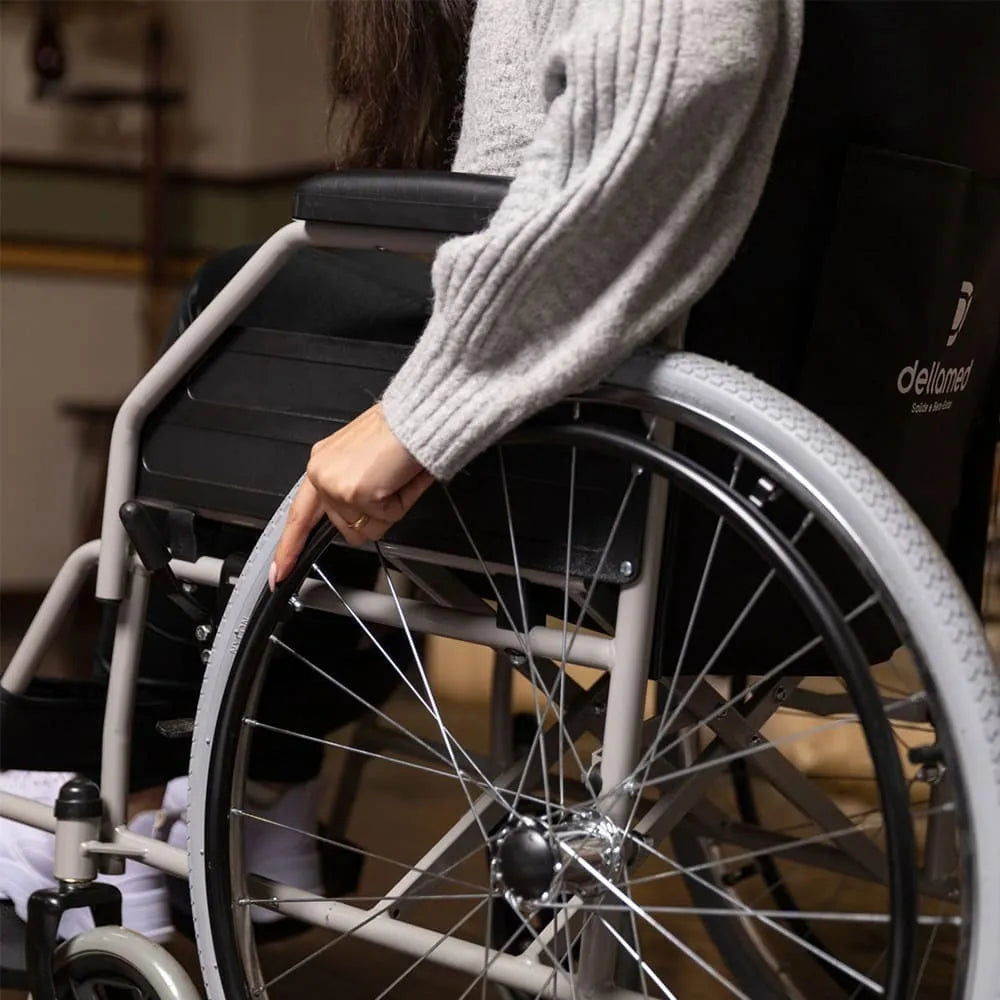 Cadeira De Rodas Dobrável Compacta em Aço Carbono até 120 Kg D100 Dellamed
