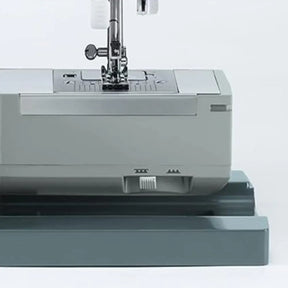 Máquina de costura reta Singer Facilita Pro 4423 portátil - cinza