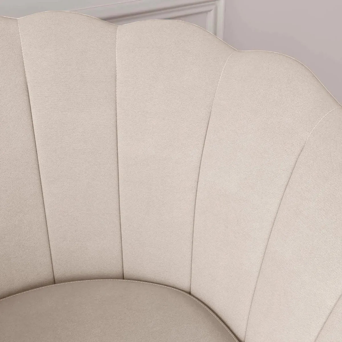 Poltrona Decorativa Pétala Flor Pés Palito Veludo Bege